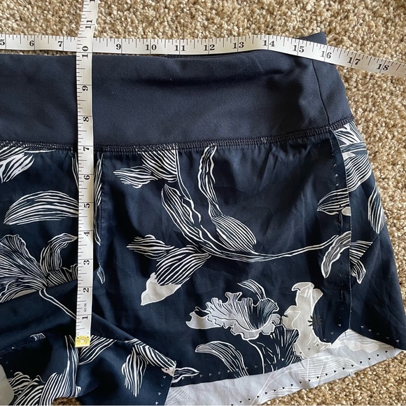 Athleta Laser Run Shorts Women’s Medium Navy Floral Pull On Zipper Pocket Lined - Picture 10 of 13